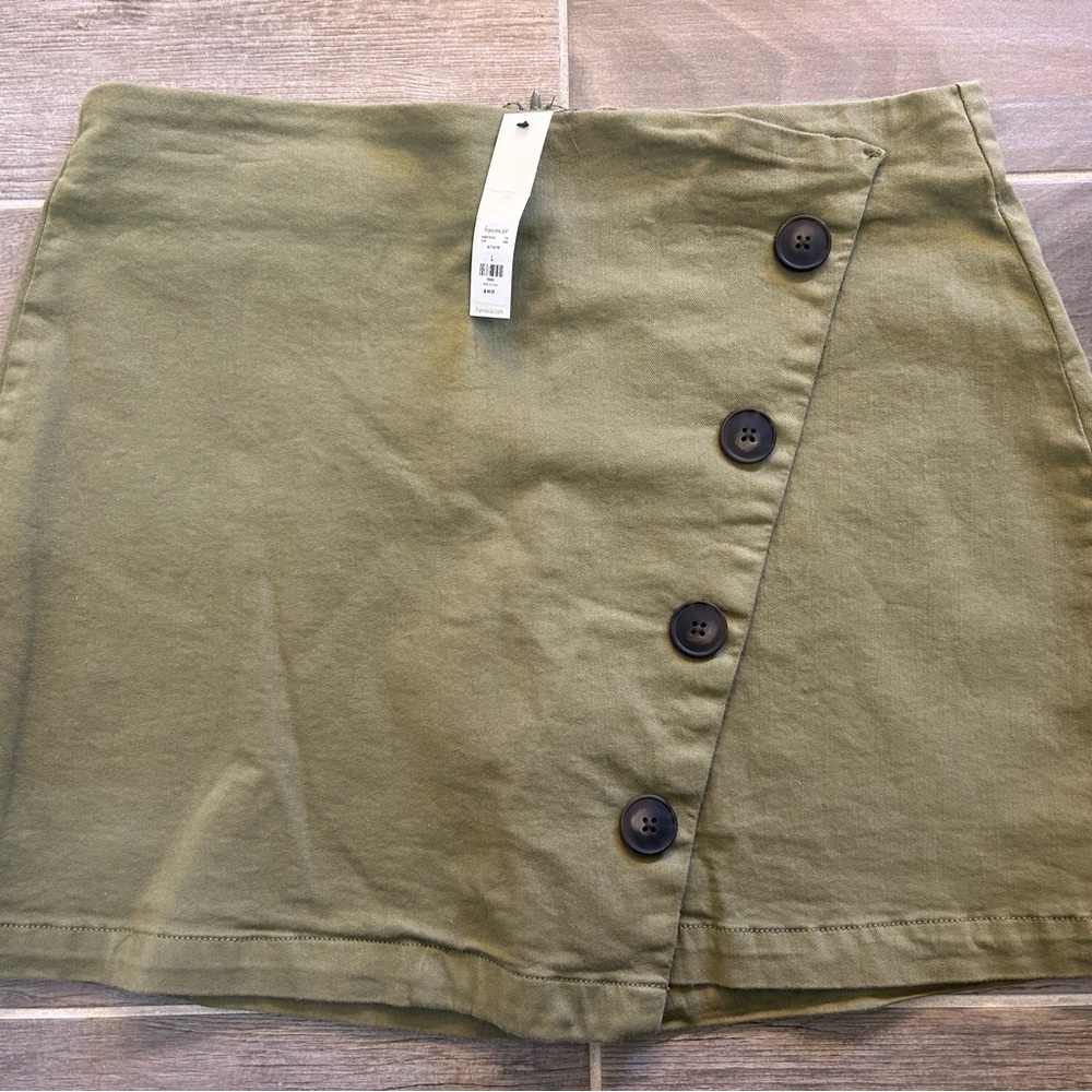 Francesca's Collections Green Button-Accent Mini Skirt